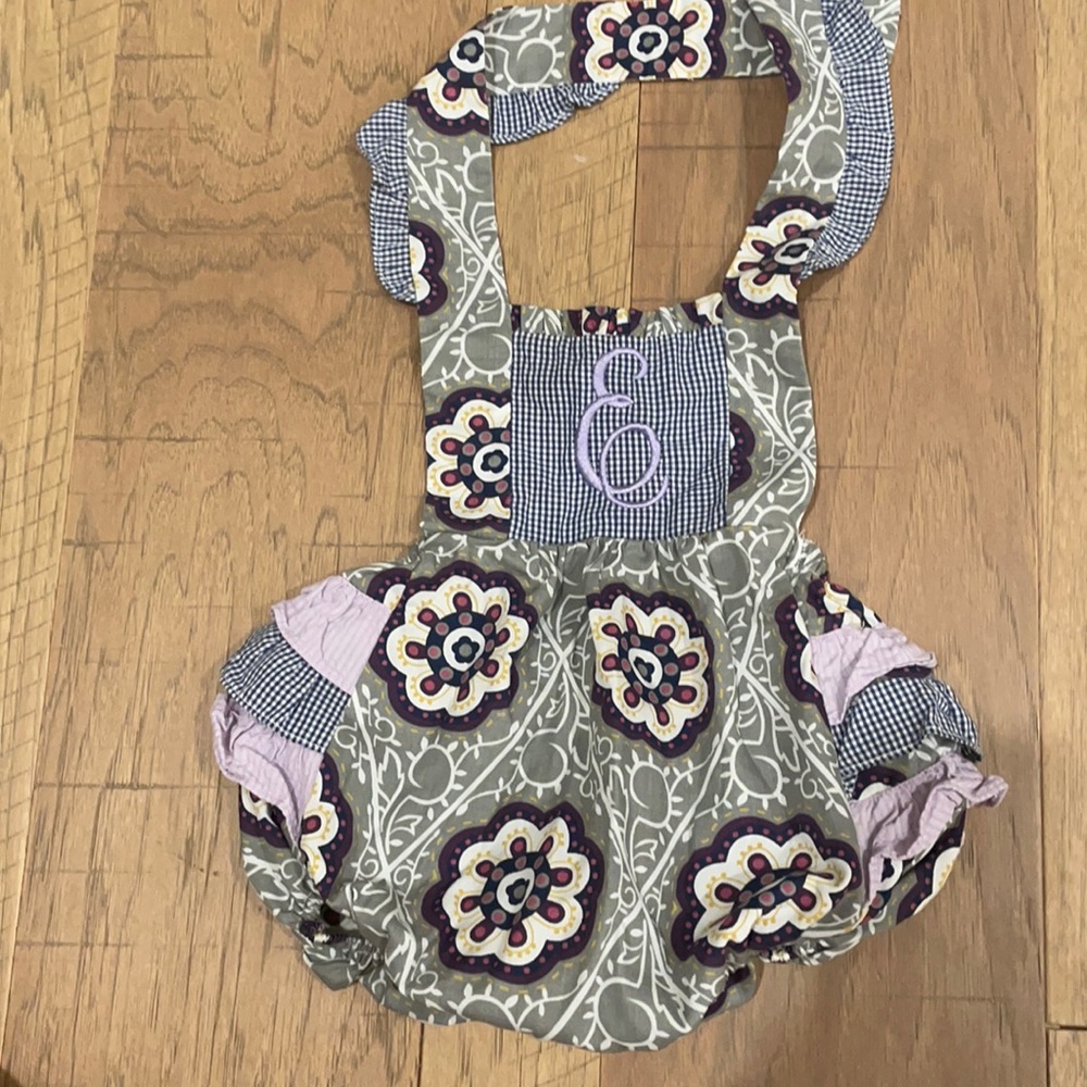 Bubble romper with letter E